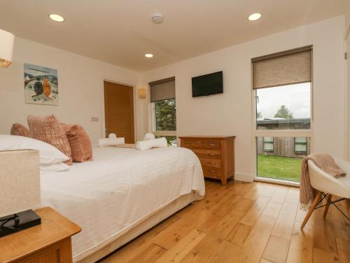特鲁罗Birch的一间卧室设有一张大床和一个窗户。