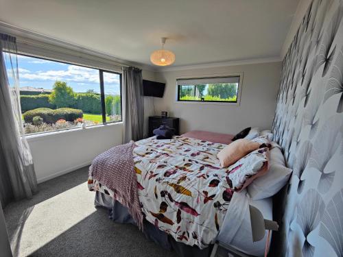 KenningtonGorgeous in the Glen的一间卧室设有一张床和一个大窗户