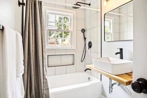 俄克拉何马城Chic 3br Haven-fully Furnishedprivate Carpot Cs1的白色的浴室设有水槽和镜子