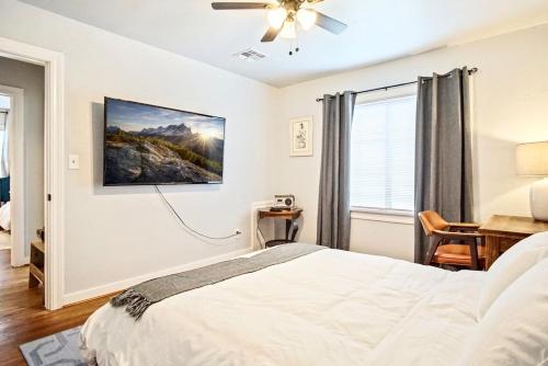俄克拉何马城Chic 3br Haven Fully Furnished & Private Carpot的一间卧室配有一张床、一张书桌和一个窗户。