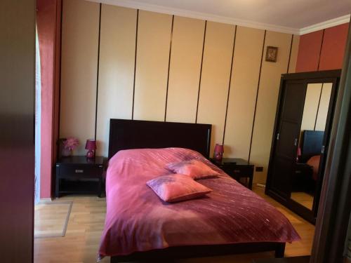 Cornu de JosCasa Alexandra - Cornu的一间卧室配有一张带两个枕头的床