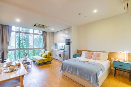 新加坡Thanksgiving Serviced Residence的一间带大床的卧室和一间厨房