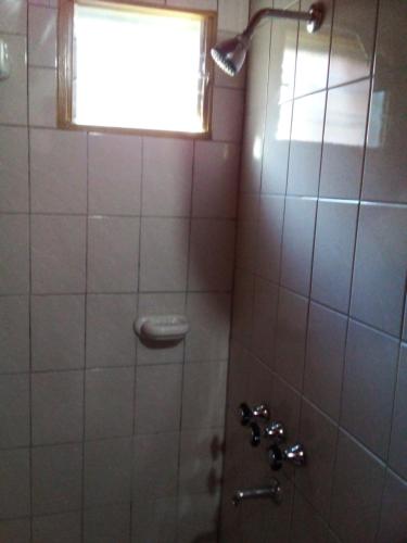 皮拉米德斯港El Cristal的带淋浴的浴室和窗户