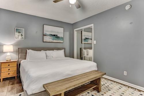 萨凡纳Wilmington Island Retreat的卧室配有一张白色的大床和一张桌子