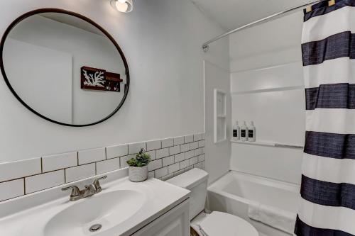 萨凡纳Wilmington Island Retreat的白色的浴室设有水槽和镜子