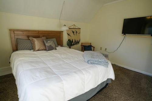 法戈2 Bedroom Apartment near NDSU and Downtown Fargo的卧室配有白色的床和平面电视。