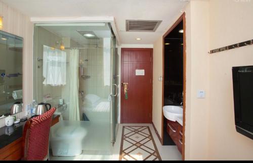 上海上海宇航宾馆 的一间带水槽和卫生间的浴室以及一扇红色的门。