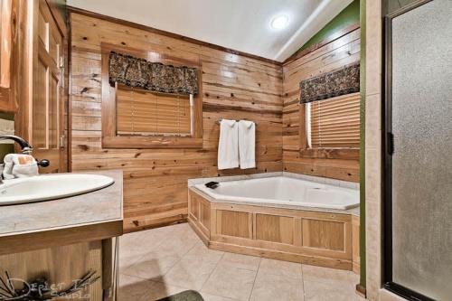 尤里卡斯普林斯Secluded Cabin Pool WiFi smart TVs Beaver lake的木制浴室设有浴缸和水槽