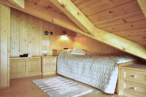 拉维拉BelaVal Apartments的卧室配有木制天花板上的床铺