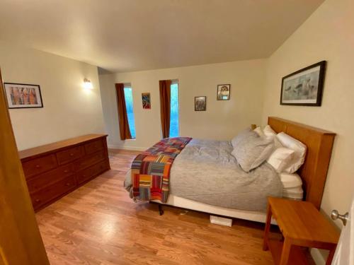 塔尔基特纳Quiet, Elegant & Cozy - 4 Miles from Downtown的一间卧室配有一张床,铺有木地板