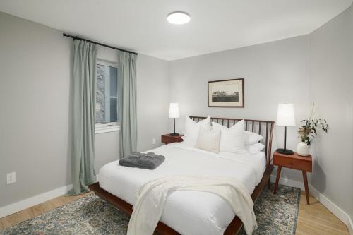 费城2BR in Heart of Queen Village - walk to everything!的白色的卧室设有一张大床和一个窗户