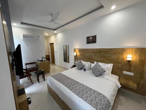 达兰萨拉Click Collection The Abode, Dharamshala的酒店客房,配有床和电视