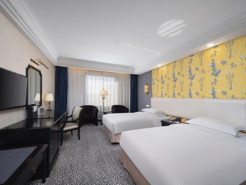 杭州杭州维景国际大酒店的酒店客房配有两张床和一张书桌