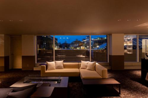 长崎ROYAL CHESTER NAGASAKI hotel&retreat的带沙发和大窗户的客厅