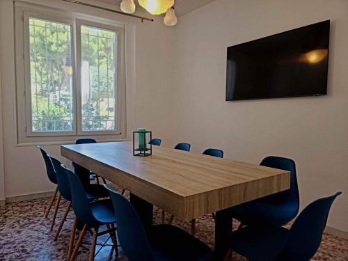 科利尤尔Charmante maison de village Collioure的一间会议室,配有一张大木桌子和椅子