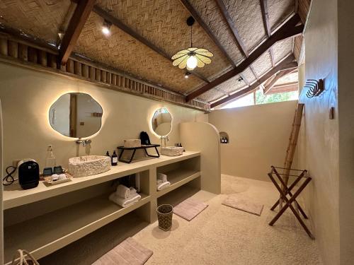 布桑加The Beach House Ocam Ocam的浴室设有2个水槽和镜子