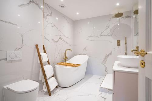 安布尔塞德Brand New - Contemporary - 2 Bedroom - 2 Bathroom - Spacious Apartment - Lake Views的白色的浴室设有卫生间和水槽。