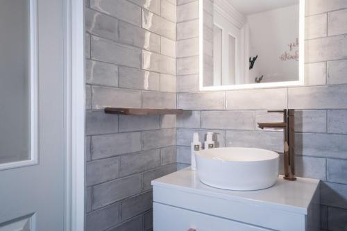 温德米尔Loughrigg at Lipwood - Stunning 2 Bedroom - 1 Bathroom - Gentleman's Residence - Central Windermere的浴室设有白色水槽和镜子
