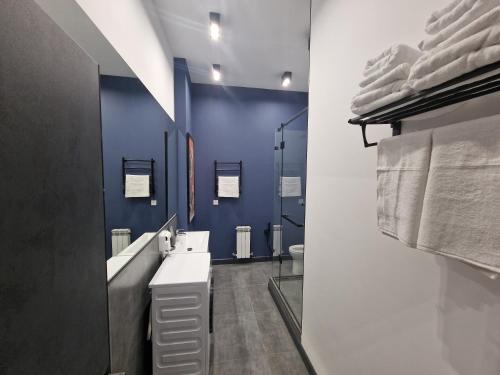 阿拉木图Apart Hotel LOFT的一间带水槽和蓝色墙壁的浴室