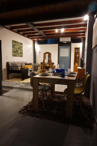 MoíraiStudio Mira Creta的客厅配有餐桌和椅子