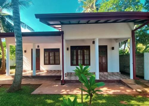 阿努拉德普勒S & D Resort的一座小房子是热带环境的特色