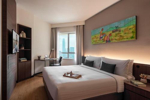 吉隆坡奥克伍德酒店及公寓吉隆坡的一间酒店客房,配有一张带托盘的床