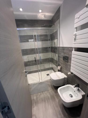 斯培西亚Eden Rooms的带淋浴、卫生间和盥洗盆的浴室