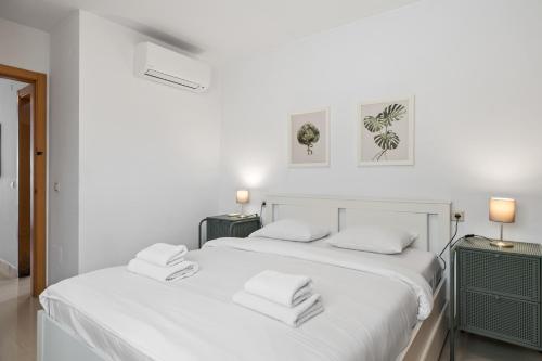 福恩吉罗拉Smart rooftop in Fuengirola Ref 212的白色的客房配有2张白色的床和2盏灯。