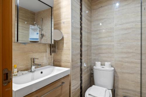 福恩吉罗拉Smart rooftop in Fuengirola Ref 212的浴室配有白色卫生间和盥洗盆。