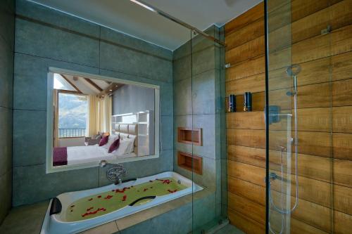 SuryanelliThe Planet Munnar的浴室配有浴缸、淋浴和镜子