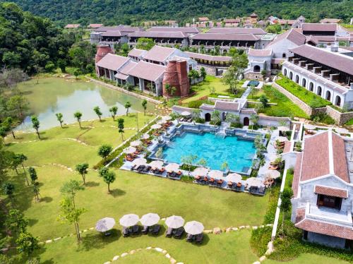 Uông BíLegacy Yen Tu - MGallery的享有带游泳池的度假村的空中景致