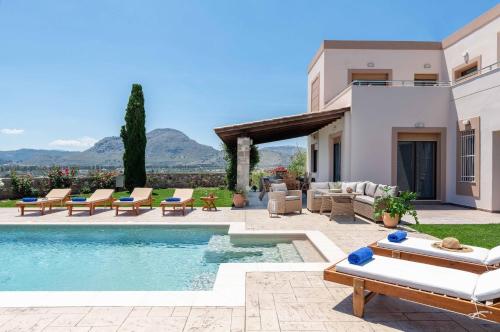 科林比亚Majestic View Villa的一个带游泳池和庭院的别墅