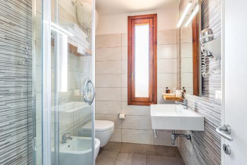 圣玛丽亚纳瓦雷阿古利亚斯特拉酒店的一间带水槽、卫生间和淋浴的浴室