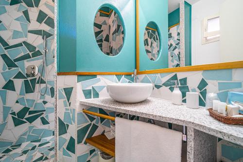 马西亚娜马里纳游艇俱乐部酒店的浴室设有水槽和蓝色及白色瓷砖