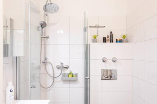 慕尼黑Stilvolles Appartement im lässigsten Viertel的带淋浴和盥洗盆的白色浴室