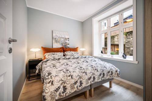 卑尔根Meltzers Apartments的一间卧室设有一张床和一个窗口