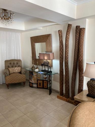 普罗塔拉斯Anna Villa的客厅配有椅子、桌子和镜子