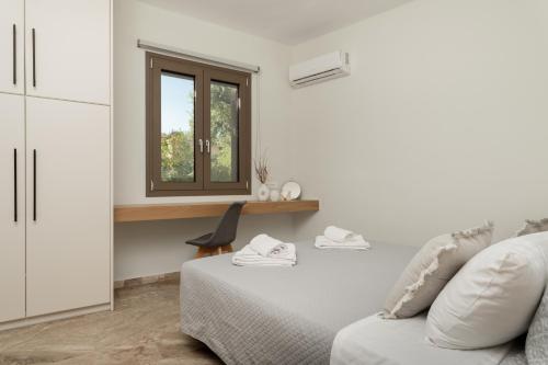 扎金索斯镇Diov Bohali House的白色的客房设有床和窗户。