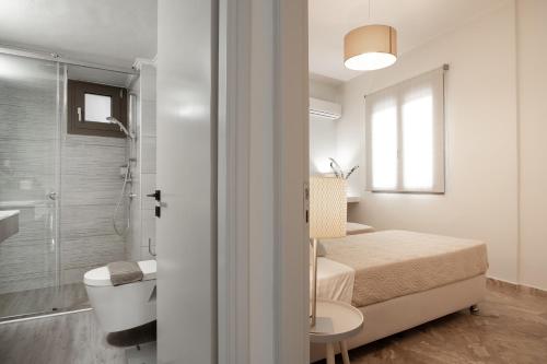 扎金索斯镇Diov Bohali House的小型浴室设有一张床和淋浴。