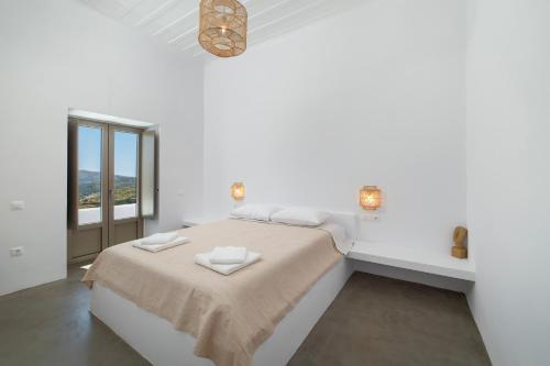 安德罗斯Villa Stefano La Fleur Andros的白色的卧室设有床和窗户