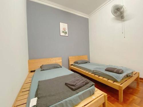 马西C01 HomeStay in Rinting Village的客房设有两张床和风扇。