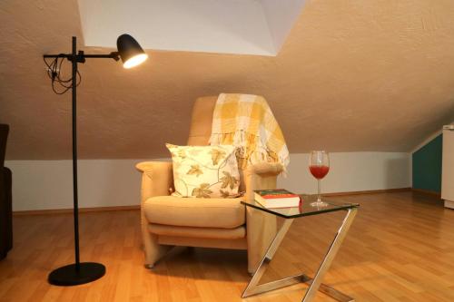 HerscheidFerienwohnung Vogler的一间带椅子、一盏灯和一张玻璃桌的房间
