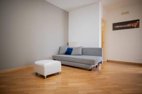 巴里Adriatico Home[Mare-Fiera-Centro]的带沙发和凳子的客厅