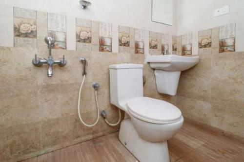 马迪凯里Westernghats Homestay的一间带卫生间和水槽的浴室