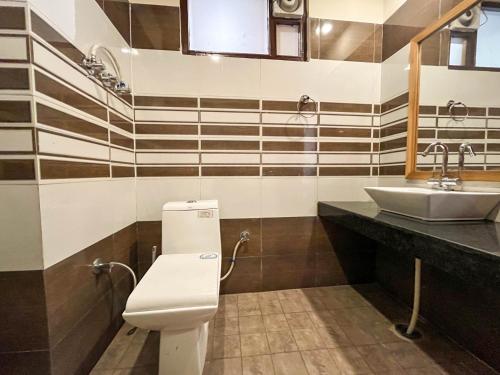 马拉里17 Milestones Hotel -River Side的一间带卫生间和水槽的浴室