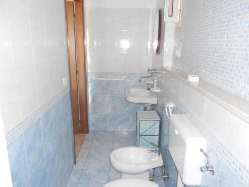 托瑞帕利Casa Brigante的浴室配有白色卫生间和盥洗盆。