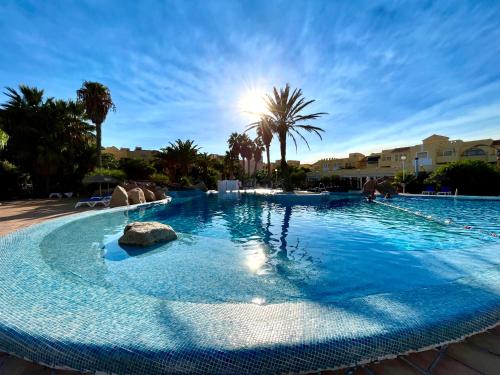 滨海罗克塔斯默古马公寓的一个阳光明媚的大型游泳池