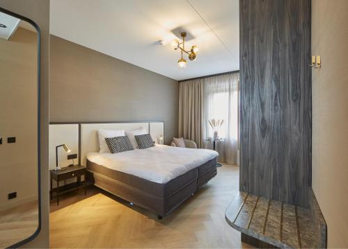 莱顿Breathe Hotel Leiden的一间卧室,卧室内配有一张大床