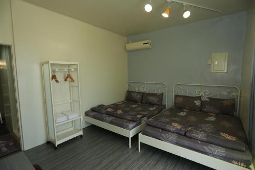 小琉球岛啾開心包棟 一天接一組客人的小房间设有两张床和一个架子