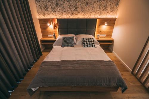 弗瓦迪斯瓦沃沃Magnolia Apartamenty的一间卧室配有一张大床和两个枕头
